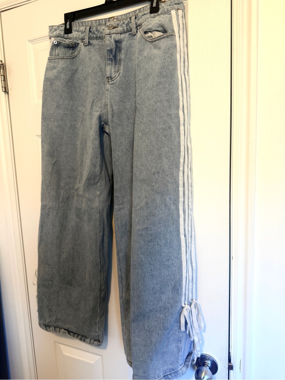 Light Wash Wide Leg Jeans w/ Side Stripes & Ankle Bows Size L